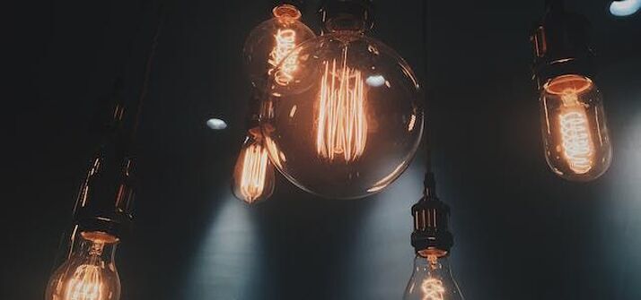 Comment fonctionne la communication entre un détecteur de mouvement et une centrale d'alarme ?