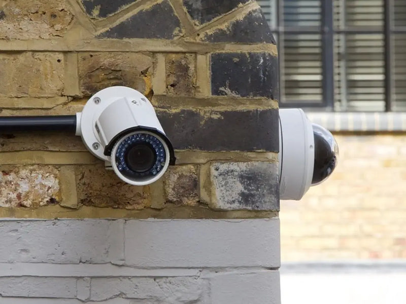 ¿Cómo puede un detector de movimiento ayudar a mantener segura una casa durante las vacaciones?