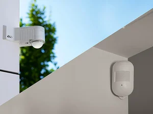 ¿Es posible conectar varios detectores de movimiento a una sola luminaria?