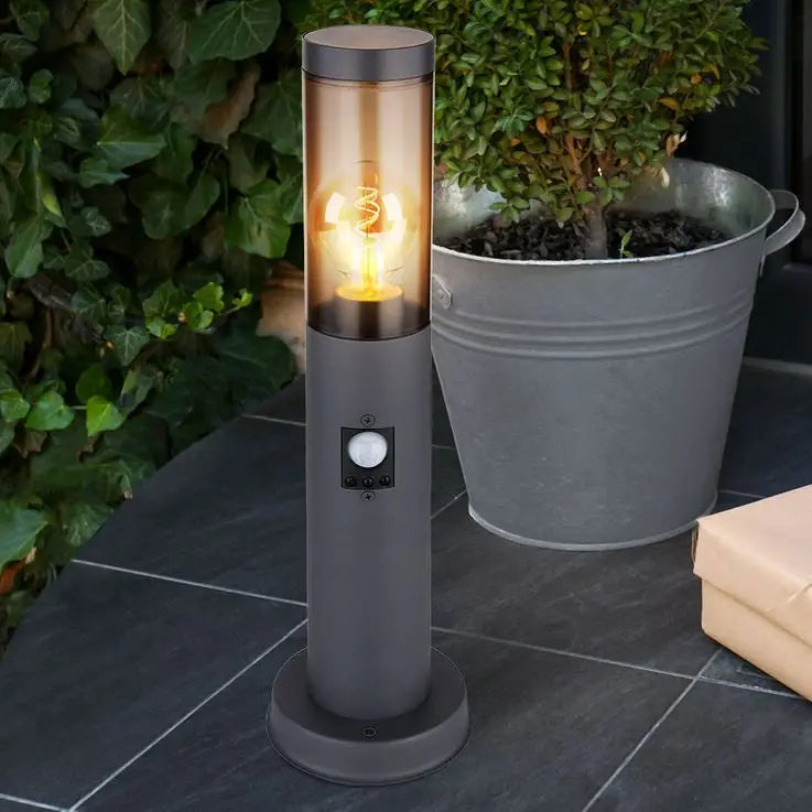 Instalar un detector de movimiento en una lámpara exterior.