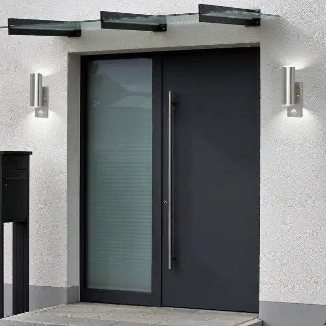 ¿Cuáles son las características importantes a considerar al comprar un detector de movimiento para uso en exteriores?