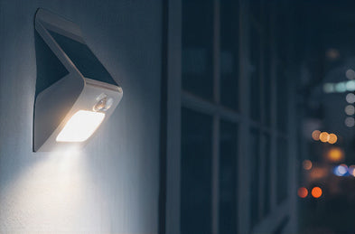 Comment installer un détecteur de mouvement sur une lampe extérieure ?